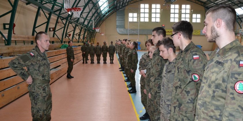 Szkolenie klas mundurowych pod okiem żołnierzy
