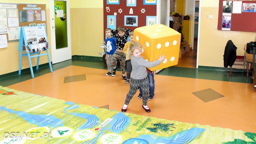 Dzieci grają w zabawę ekologiczną na planszy 36 m2