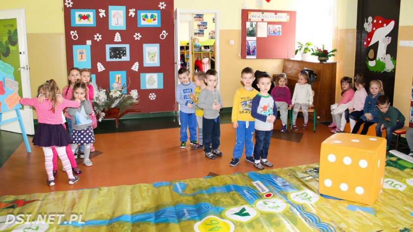 Dzieci grają w zabawę ekologiczną na planszy 36 m2