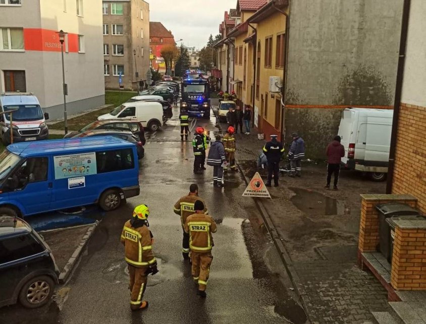Bardzo niebezpiecznie zdarzenie na Gospodarczej w Złocieńcu. Strażacy tłumaczą dlaczego ewakuowano mieszkańców