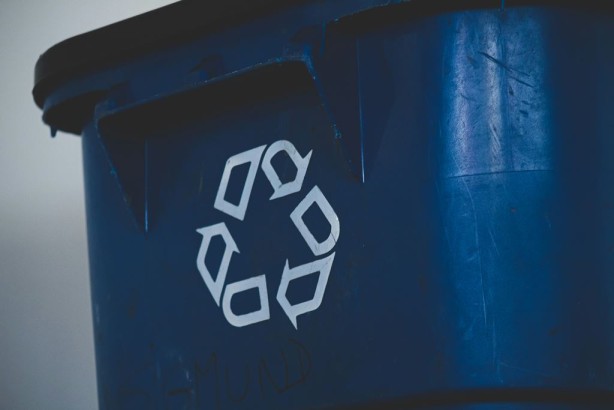Jak wybór produktów z recyklingu może zmniejszyć ilość odpadów