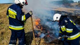 Strażacy gaszą palące się trawy. Fot. OSP Czaplinek