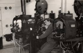 Złocieniecki kinooperator Jan Wojtanowicz obsługuje projektory firmy Ernemann, zainstalowane w kinie w 1939 r.   Z zasobów Jarosława Leszczełowskiego