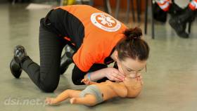 Alicja Roganowska prezentuje jak prawidłowo wykonywać oddechy ratownicze. Fot. Adam Cygan