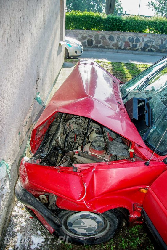 Wypadek w Suliszewie – kierowca uderzył w budynek i walczy o życie