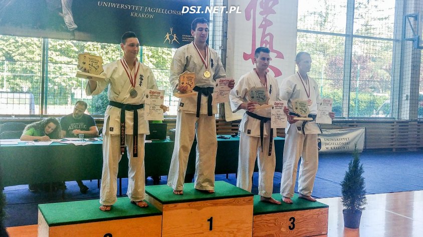 Jakub Pawłowicz na podium w Akademickich Mistrzostwach Polski Karate Kyokushin