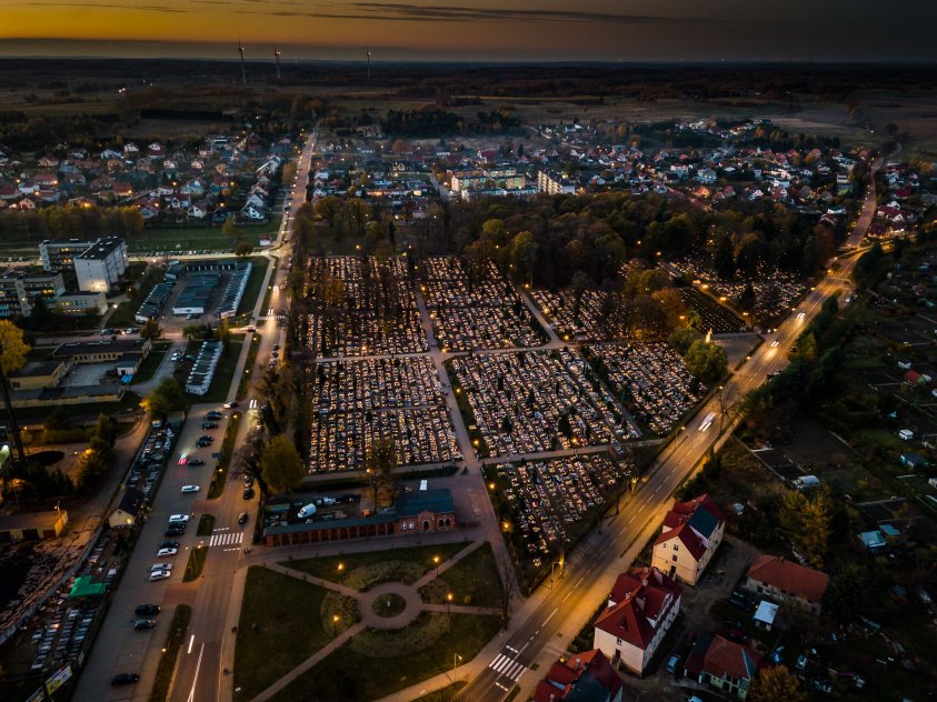 Drawski cmentarz wieczorem widziany kamerą drona
