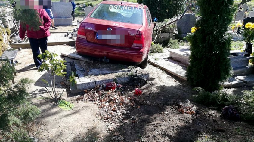 Kierowca wypadł z drogi i wjechał na cmentarz - zdjęcia