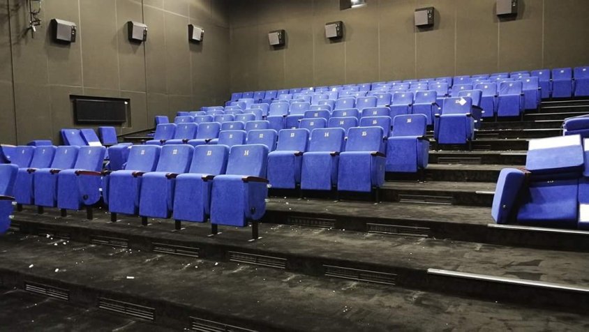 Kino Drawa pokazuje jak wyglądają fotele po seansie. Czy kino to jadłodajnia?