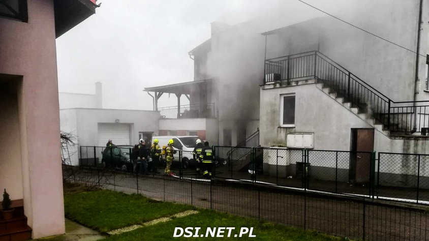Pożar domu w Czaplinku na skrzyżowaniu ulic Wałeckiej i Warmińskiej