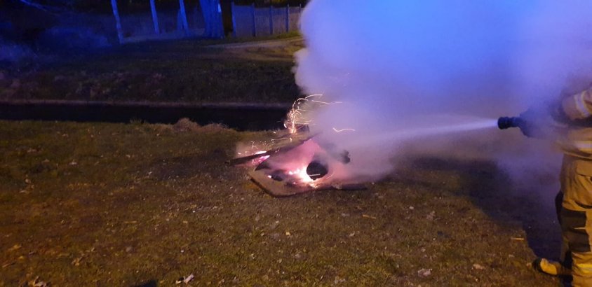 Ktoś zrobił sobie ogniska ze starych mebli i rozpalił je w mieście. Płomienie sięgały 4 metrów