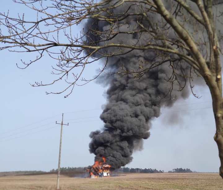 Podczas prac polowych zapaliła się maszyna rolnicza. Pożar zniszczył doszczętnie sprzęt