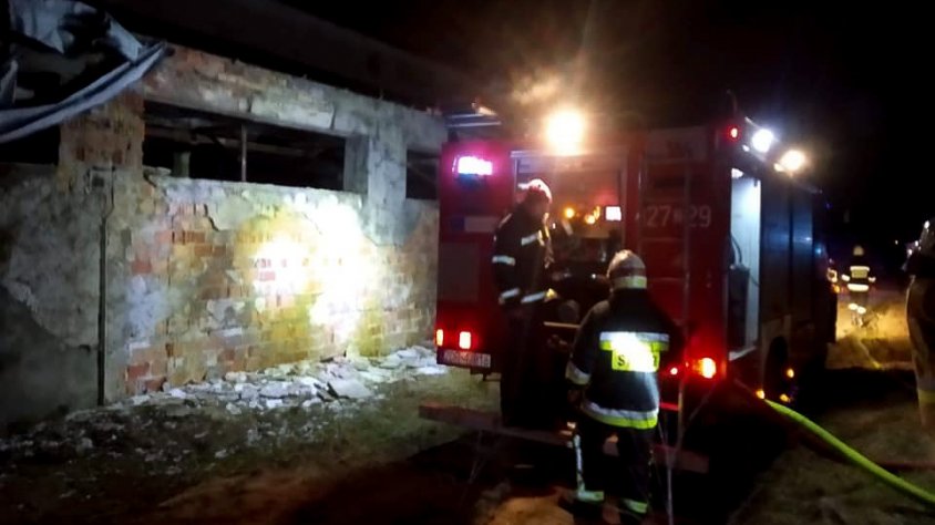 Pożar w Miłkowie: Strażacy walczyli o ocalenie części z płodami rolnymi