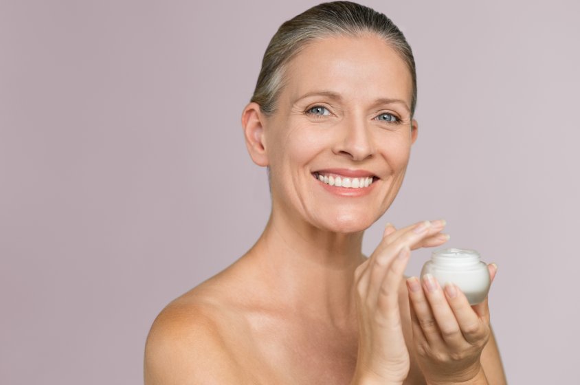 Jak dbać o skórę dojrzałą? Oto najważniejsze zasady pielęgnacji