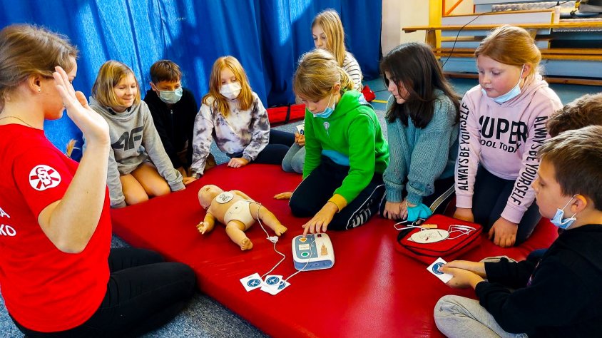 Dzieci zamieniły się w ratowników medycznych. Doskonały trening w Mielenku