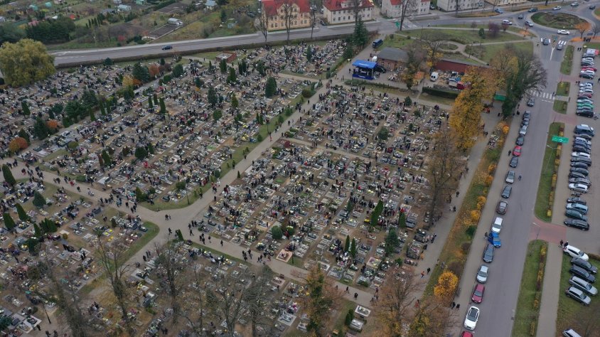 Policjanci i strażnicy zabezpieczali okolice drawskiego cmentarza. Wspierał ich operator drona drawskiego ratusza