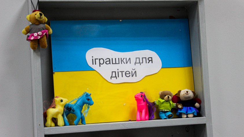 Zabawki dla dzieci z Ukrainy w drawskiej bibliotece