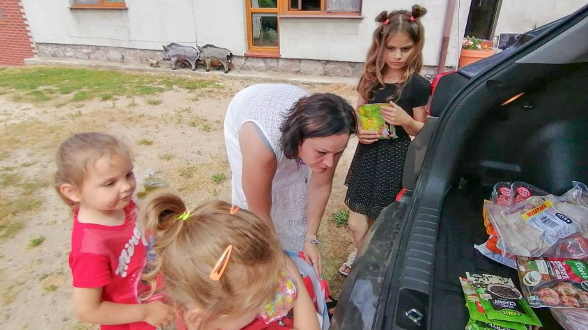 Członkowie stowarzyszenia Polska 2050 z powiatu drawskiego pomagają uchodźcom