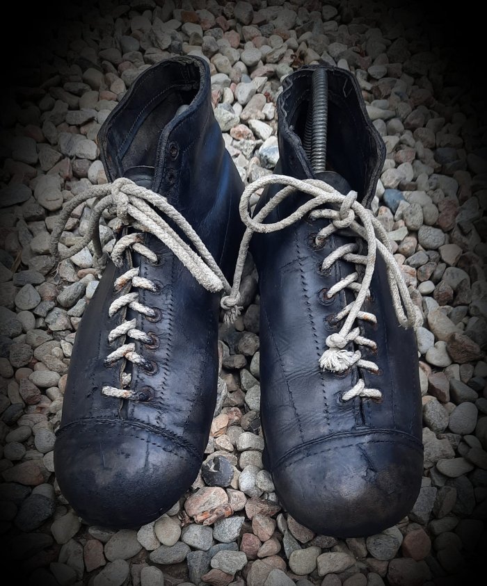 Niezwykłe buty piłkarskie uratowane. W 1958 roku grał w nich piłkarz z Drawy