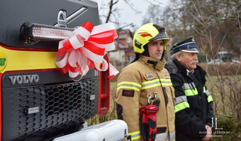 Wóz strażacki za 1 mln zł trafił do strażaków. Druhowie mają czym pracować