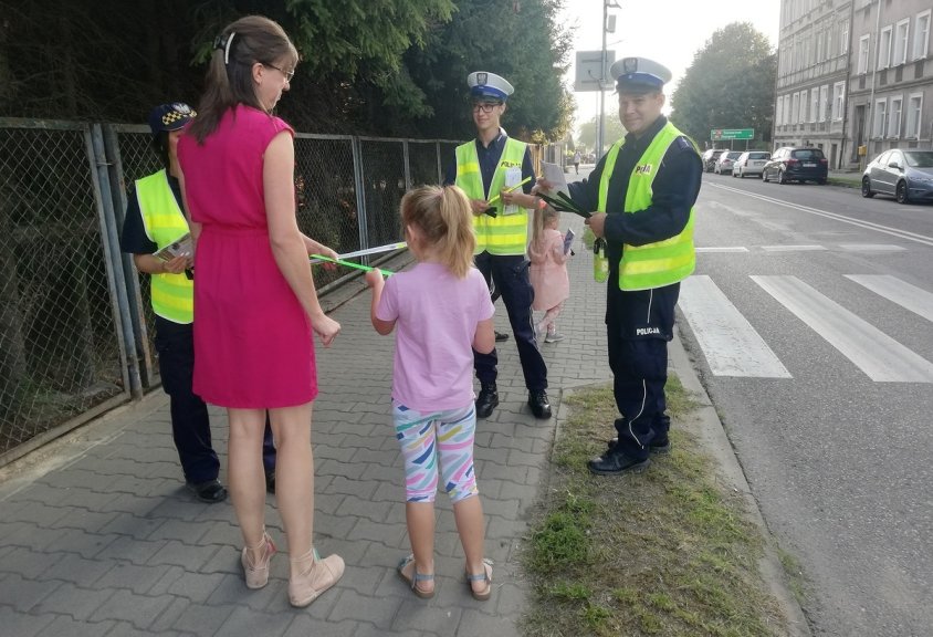 Złocieniec: Policjanci na ulicach gdy dzieci idą do szkoły