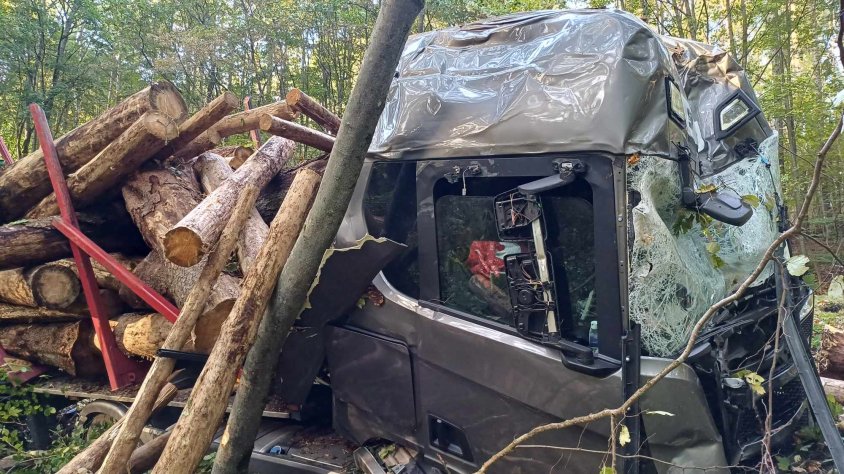 Wypadek: Ładunek drewna mógł zgnieść kabinę 