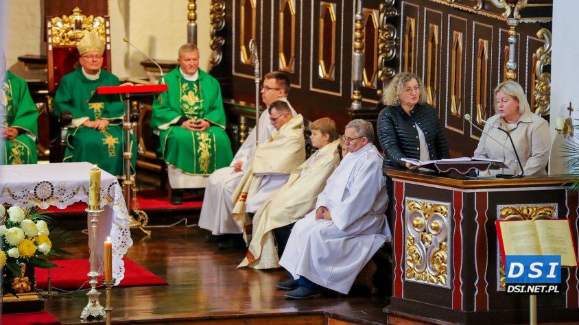 Biskup Krzysztof Zadarko wizytuje parafię w Drawsku. Cierpkie słowa podczas mszy do wiernych
