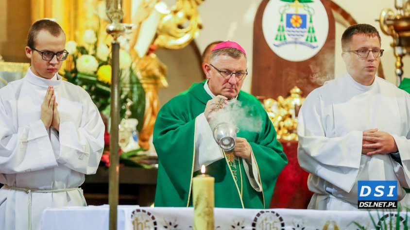 Biskup Krzysztof Zadarko wizytuje parafię w Drawsku. Cierpkie słowa podczas mszy do wiernych