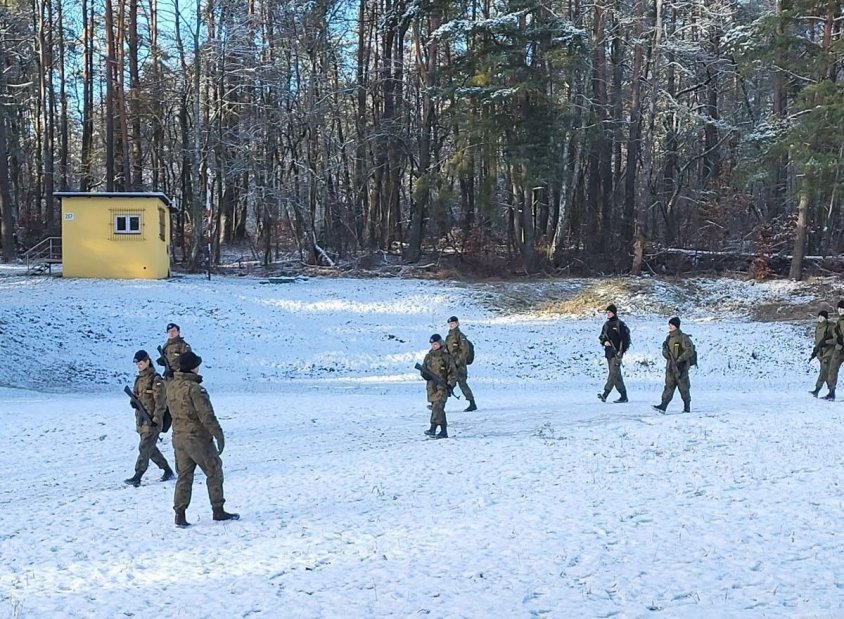 Uczniowie z Kalisza Pomorskiego w śniegu ćwiczą na drawskim poligonie