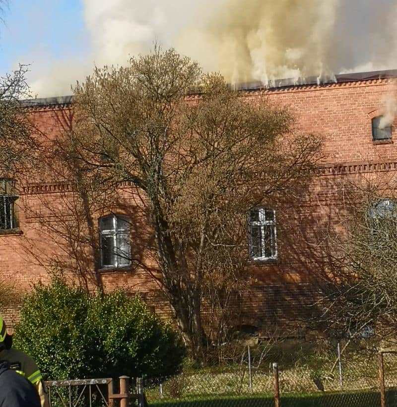 Pożar w Złocieńcu – na miejsce zadysponowano 10 zastępów straży pożarnej. W budynku byli ludzie