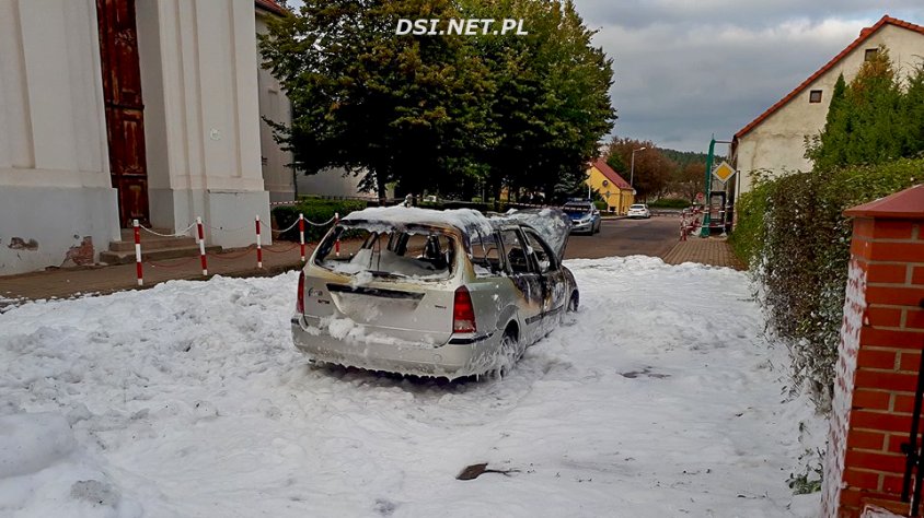 To nie zima, to spaliło się auto w Kaliszu Pomorskim.