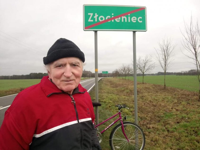 Henryk Chrzanowski to rowerzysta ze Złocieńca, który pokazuje, że dla wielkich wyzwań nigdy nie jest za późno, a ograniczeniem nie jest wiek. Teraz został doceniony przez władze. W ubiegłym roku podjął się ogromnego wyzwania, przejeżdżając Polskę rowerem od granicy do granicy. Jechał na rowerze od Kołobrzegu po Karkonosze, a na koniec zdobył Śnieżkę z rowerem i bagażami. Kilka dni temu w złocienieckim ratuszu odbyło się spotkanie, podczas którego Członek Zarządu Województwa Zachodniopomorskiego Anna Bańkowska oraz Senator RP Janusz Gromek odwiedzili Złocieniec, aby osobiście pogratulować Henrykowi Chrzanowskiemu. 16 607 km na rowerze Podczas spotkania Pan Henryk podsumował ubiegły rok, w którym udało mu się wykręcić 16607 km. Turysta kolarski na tym nie poprzestaje. Mówi już o planach na rok obecny, w którym chce przejechać wszystkie ścieżki rowerowe województwa zachodniopomorskiego oraz 21 miast powiatowych leżących w województwie zachodniopomorskim.  Samorządowcy podziękowali kolarzowi za promocję turystyki rowerowej i przekazali mu upominki, Mimo wieku formy i kondycji pozazdrości mu nie jeden młody człowiek.