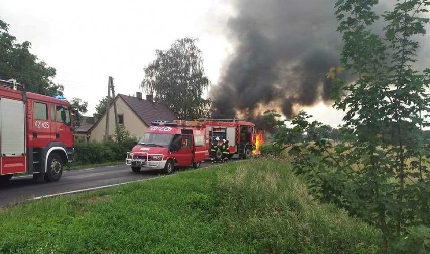 Pożar auta pomiędzy Drawskiem a Łobzem