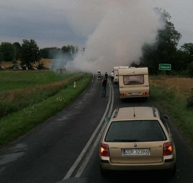 Pożar auta pomiędzy Drawskiem a Łobzem