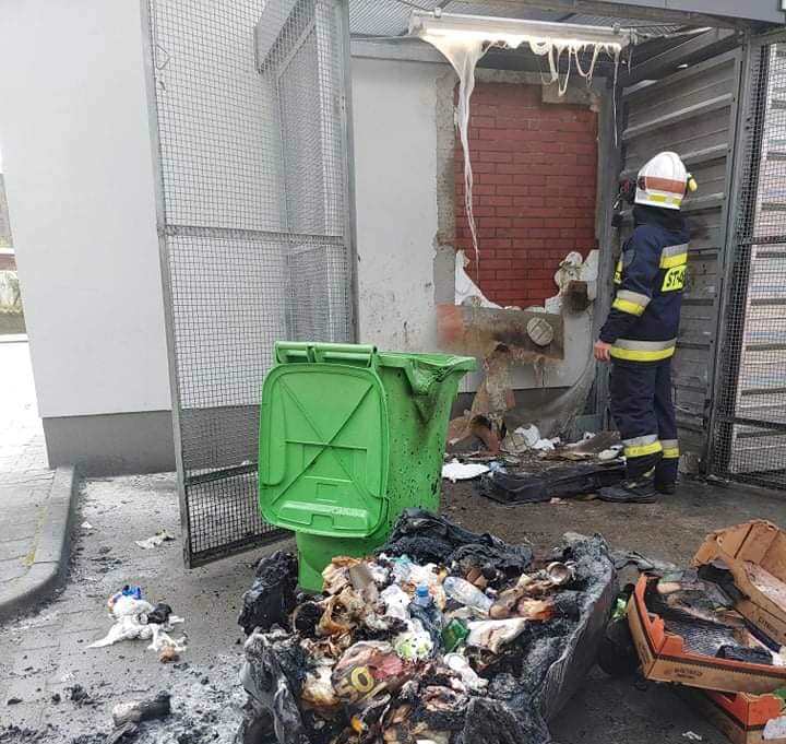 Pożar śmieci przy Biedronce. Strażacy chwalą pracowników sieciówki za ich postawę