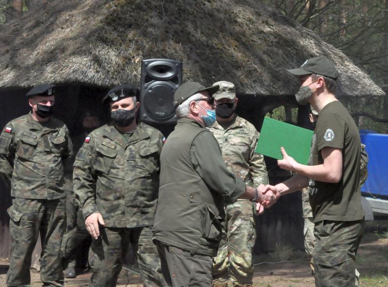 Polscy i amerykańscy żołnierze, pracownicy nadleśnictwa wspólnie porządkowali lasy poligonu
