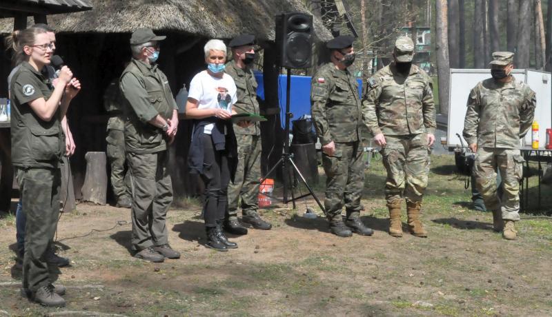 Polscy i amerykańscy żołnierze, pracownicy nadleśnictwa wspólnie porządkowali lasy poligonu