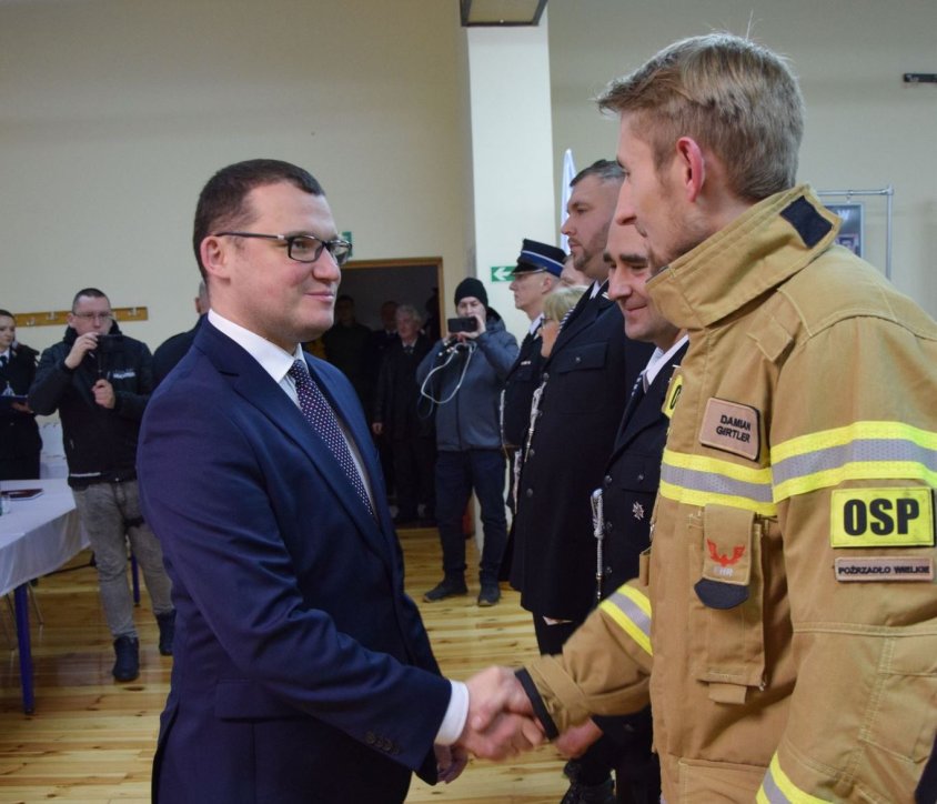 Wóz strażacki za 1 mln zł trafił do strażaków. Druhowie mają czym pracować