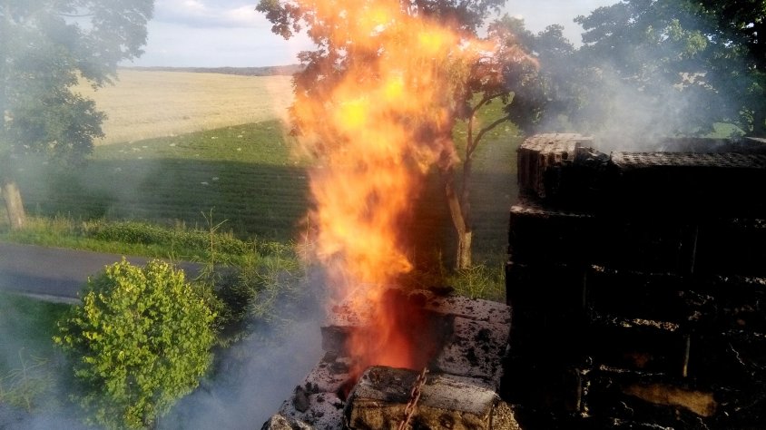 Zobaczcie jak może palić się komin. Pożar w Łazicach