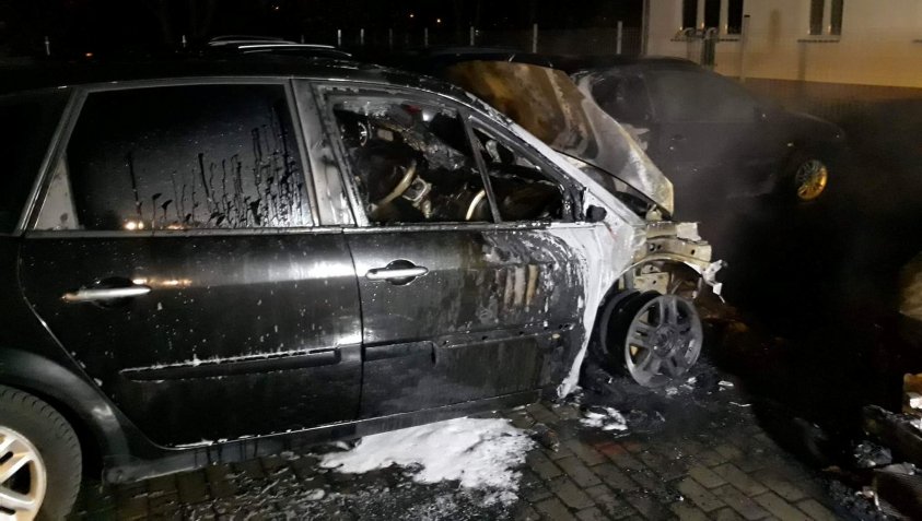 Spłonęły 3 auta w Czaplinku - zdjęcia