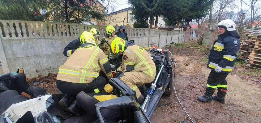 Zobacz jak strażacy rozcinają samochód z wypadku z 1 stycznia