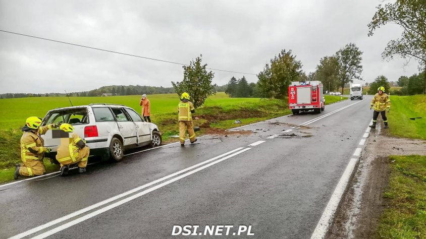 Strażacy pojechali do połamanych drzew, a udzielali pomocy przy wypadku drogowym