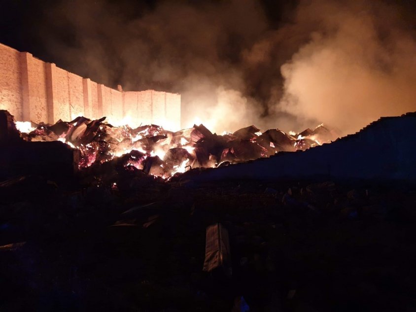 Ogromny pożar w Miłkowie. Strażacy musieli bronić sąsiednie budynki