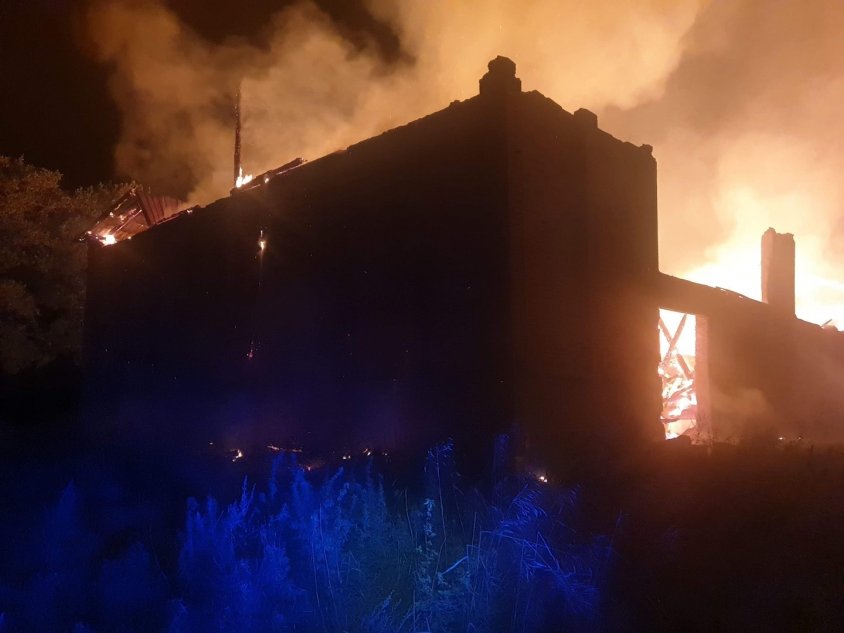 Ogromny pożar w Miłkowie. Strażacy musieli bronić sąsiednie budynki