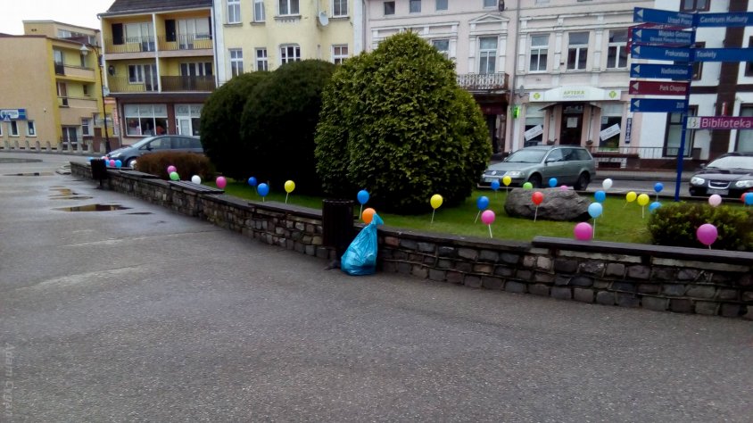 Nieznani sprawcy ustroili plac Konstytucji w Drawsku setkami balonów