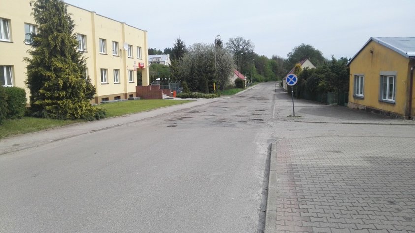 Zdewastowana ulica w Olesznie. Kierowcy jeżdżą po chodniku