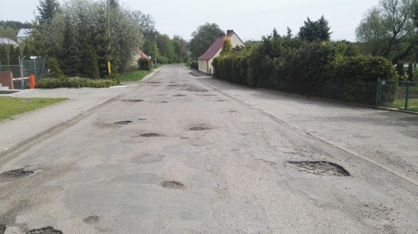 Zdewastowana ulica w Olesznie. Kierowcy jeżdżą po chodniku