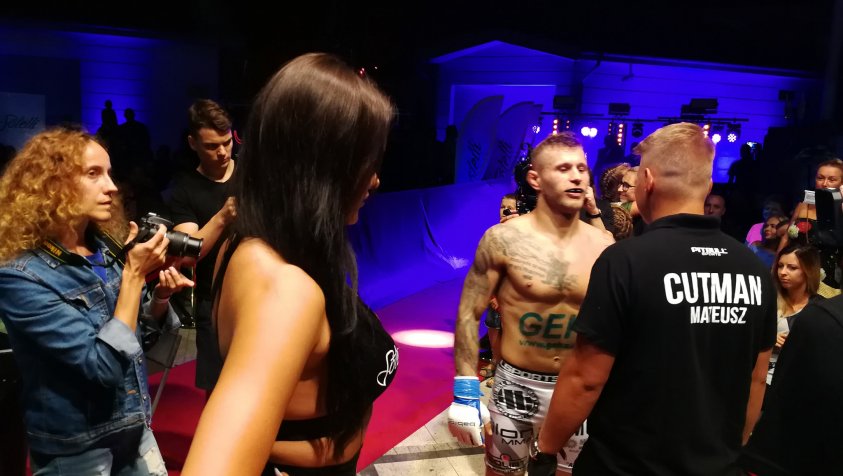 Artur Kamiński  przegrał walkę na punkty z Pawłem Mazajło w Babilon MMA 5 - video