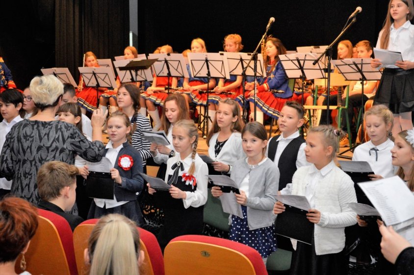 „Polska to taka kraina, która się w sercu rozpoczyna” – koncert uczniów i nauczycieli z drawskiej podstawówki