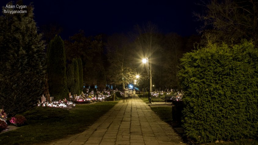 Kilka nocnych zdjęć z drawskiego cmentarza